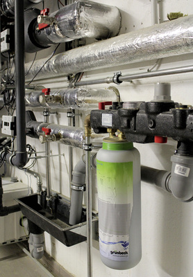 



Beim Pumpentausch ist eine Neubefüllung der Anlage mit aufbereitetem Wasser gemäß der VDI-Richtlinie 2035 ratsam.
