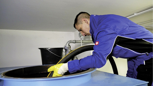 
Vor der Tankreinigung muss der Tank leer gepumpt werden. Am besten lässt man den Tank reinigen, wenn die Restmenge entsorgt werden kann.
