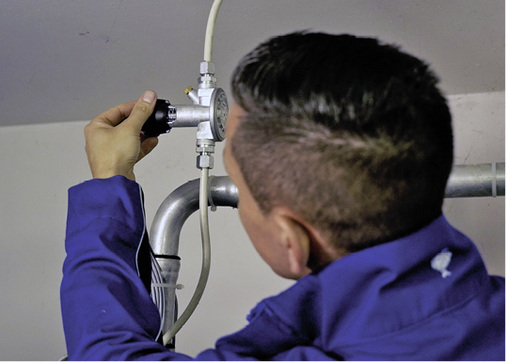 
Bei einer Tankreinigung werden alle relevanten Bauteile des Tanks überprüft und korrekt eingestellt, wie hier das sogenannte Antiheberventil.
