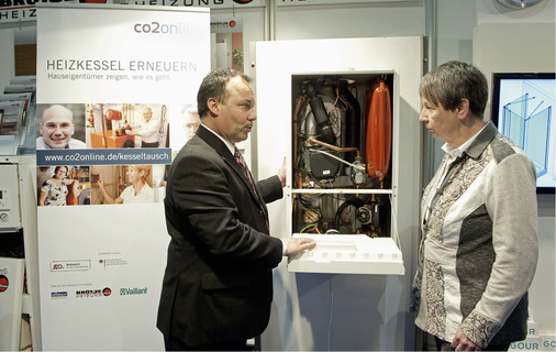 
So sieht eine effiziente Heizung aus: Bundesumweltministerin Barbara Hendricks informiert sich während einer Veranstaltung über Heizsysteme – auch mit Blick auf EnEV und Wärmewende.
