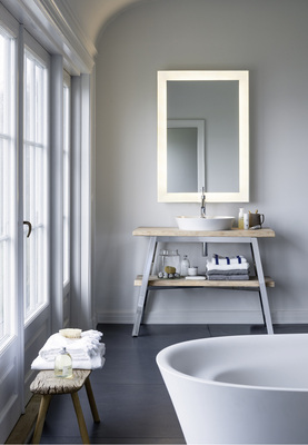 
Das breite, rundum laufende LED-Licht rahmt den Spiegel, setzt Akzente im Bad und ist via Infrarot-Sensor dimmbar (Duravit-Serie Cape Cod). 
