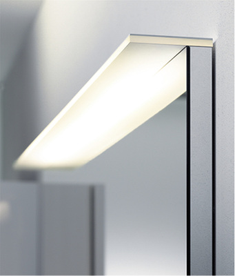 
Ein Lichtdach oberhalb am Spiegel verströmt gleichmäßig das Licht.
