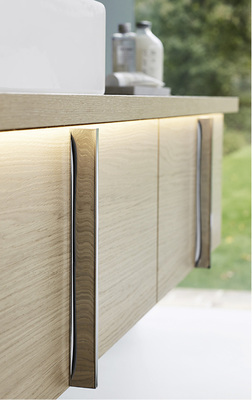 
Zonales Licht im Zusammenspiel mit der Holzoberfläche: Die konzentrierte Helligkeit unterstreicht den markanten Kontrast. 
