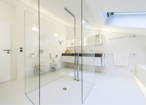 
Symmetrie bestimmt das Bild: Die Glasdusche steht jetzt in der Mitte des modernisierten Bades. 
