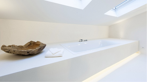 
Die 4 m lange LED-Lichtleiste entlang des Badewannenblocks dient unter anderem als blendfreies Nachtlicht.
