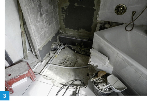 
Nach dem Entfernen der alten Dusche wird der Bodenbereich vorbereitet.
