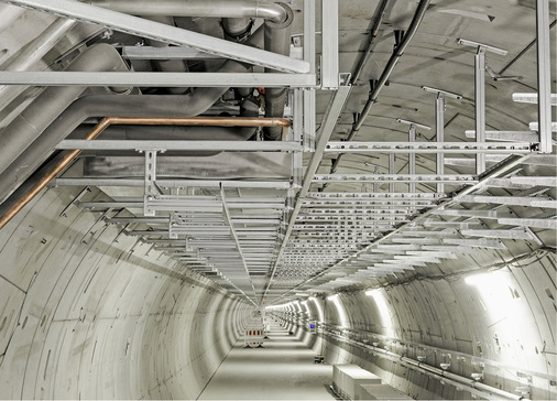 
Anspruchsvolle Schienenmontage in einem Tunnel.

