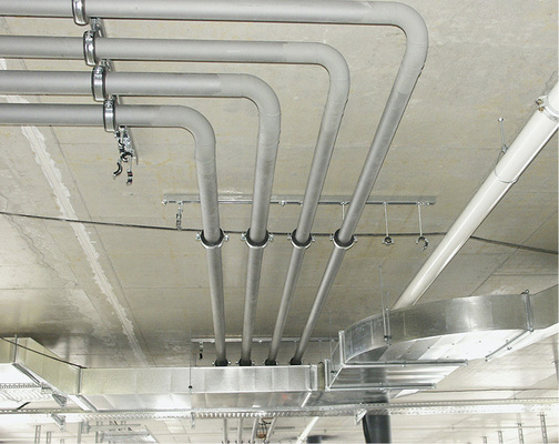 
Klassische Deckenschiene mit mehreren Rohren nebeneinander.
