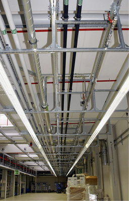 
Deckenmontage unterschiedlicher Rohrleitungen und diverser Elektromontagen.
