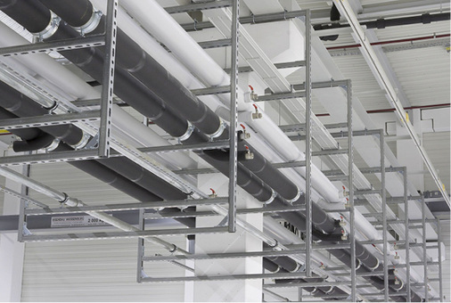 
Mehrgeschossiger Schienenrahmen, der mit Spannbügeln an den Stahlträgern befestigt wurde.
