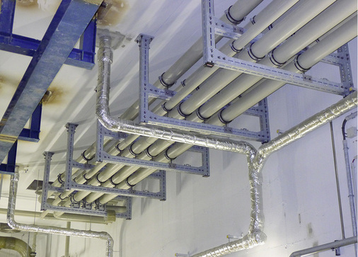 
Rahmengestelle, an der Decke befestigt, mit zweigeschossiger Auflagerung der Rohre.
