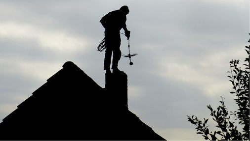 



Die geänderte 1. BImSchV betrifft alle Einzelraumfeuerstätten und Zentralheizungen, die mit Scheitholz, Kohle, Hackgut und Pellets betrieben werden.
