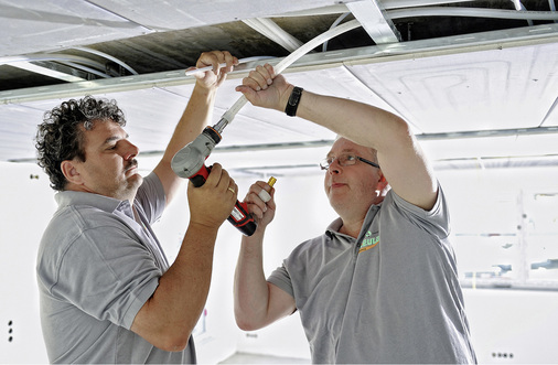 
Heizen und kühlen im System: Die Renovis-Panels von Uponor werden wie herkömmliche Trockenbauplatten auf die Unterkonstruktion der Decke geschraubt.
