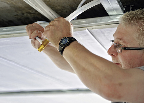 
Aufweitwerkzeug und der Memory-Effekt des Rohres führen zu einer schnellen Montage. 
