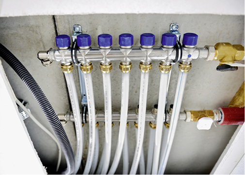 
Der Verteiler wurde platzsparend unter der Decke installiert. 
