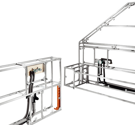 
Vorwandkonstruktionen für ein Bad mit Dachschräge: Wanne an der Stirnseite installiert, Waschtisch an eine freistehende, halbhohe Trennwand, damit die Höhe für einen Spiegelschrank reicht.
