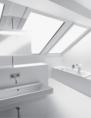 
Ausgestaltung des Badezimmers mit der halbhohen Vorwand für den Waschtisch (siehe Bild zuvor).
