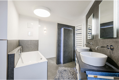 



Eine gelungene Symbiose von schönen Badmöbeln und einer guten Beleuchtung. 
