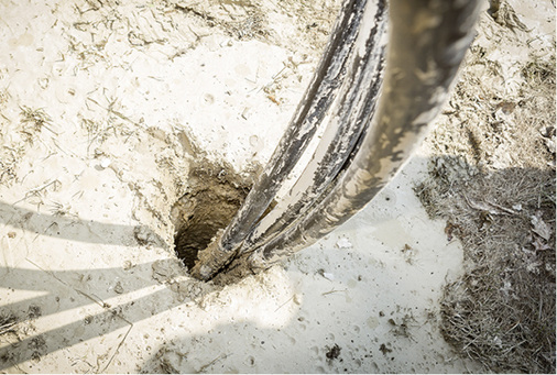 
Das Erdwärmesondenbündel nach dem Einbau: Das Bohrloch sagt optisch nichts über die Qualität des Verfüllvorgangs aus. 

