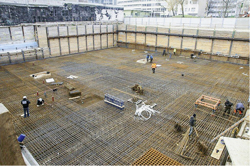 
Die Bodenplatte des Berliner Mehrfamilienhauses dient als Wärme- oder Kältespeicher für Spitzenlasten. 
