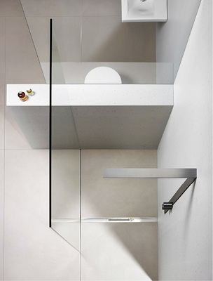 
CeraFloor von Dallmer: Sichtbar ist die schmale Schiene aus Edelstahl mit dezenter Einlauföffnung im Zentrum.
