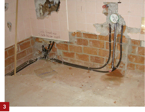 
Der Estrich unter der Wanne und dem Regal wurde entfernt und die Leitungen für Dusche und Wanne neu verlegt.
