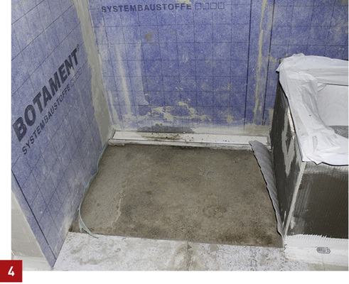 
Anschließend wurde die neue Duschrinne montiert und der Estrich eingebracht.
