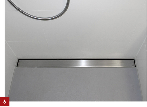 
Die neue Duschrinne ACO ShowerDrain sitzt dicht und fest direkt an der Wand im Boden.
