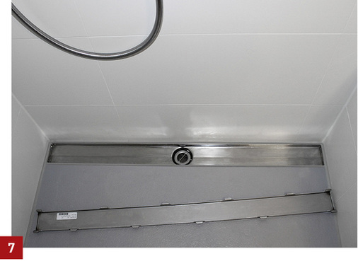 
Duschrinne mit abgenommenem Rost. Der Ablauf enthält einen herausnehmbaren Geruchsverschluss und ein Haarfangsieb.
