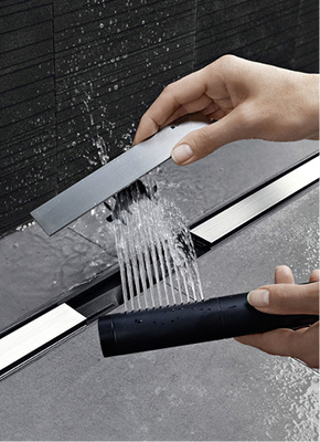 
Der Kammeinsatz bei der Duschrinne CleanLine hält Haare und Schmutz zurück.
