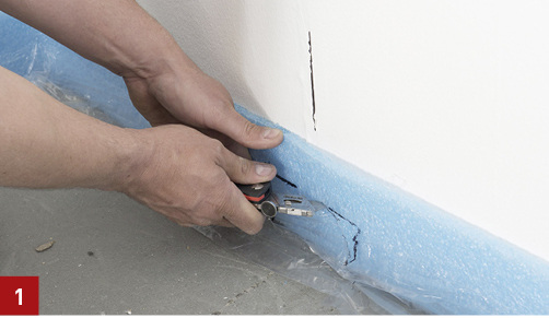 
Nach Überprüfung der Einbausituation wird der Abflusskörper mittig angezeichnet und der Randdämmstreifen ausgeschnitten.
