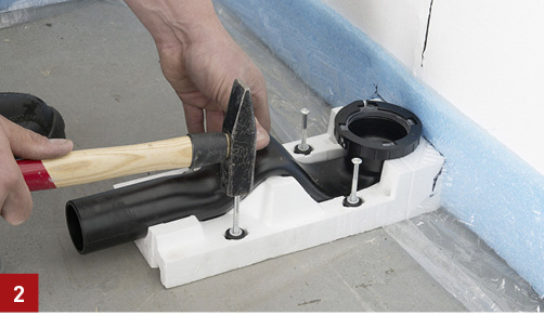 
Mithilfe von Einschlagschrauben wird der Grundkörper am Untergrund befestigt – das verhindert eine Verschiebung der Position.
