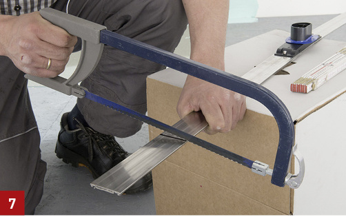 
Das Rinnenprofil der Geberit CleanLine wird auf die gewünschte Länge gekürzt.
