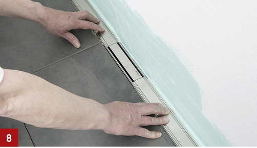 
Das Rinnenprofil in den Fliesenkleber einsetzen und der Fliesenhöhe anpassen. Die Bodenfliesen verlegen – fertig.
