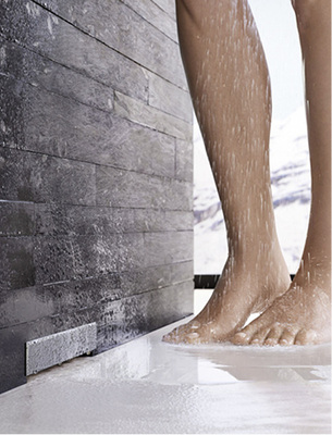 
Eine einteilige Rohbaubox bildet das Kernelement des Duschelements in der Ausführung als Wandablauf. 
