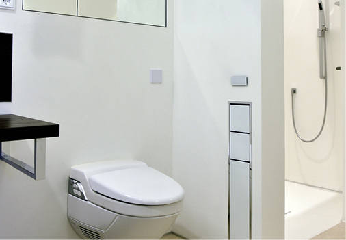 
Edler venezianischer Kalkputz statt Fliesen: In diesem barrierefreien Bad steckt intelligente Technik, trotzdem steht das Design im Vordergrund. 
