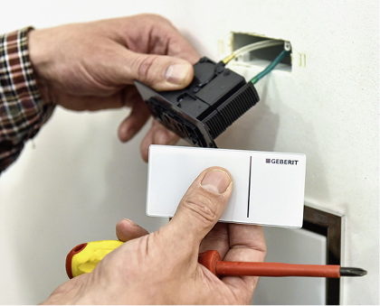 
Zwei Pneumatikschläuche für die Fernbetätigung Typ 70 sind mit einer maximalen Länge von 1,5 m mit der WC-Spüleinrichtung verbunden.
