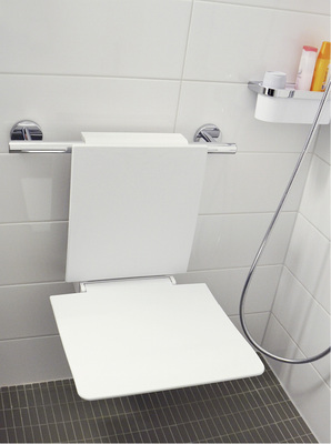 
Montagebeispiel im Kölner St. Marien-Hospital: Zum Konzept gehört ein klappbarer Sitz, der mit seiner Rückenlehne am Handlauf sicheren Halt findet.
