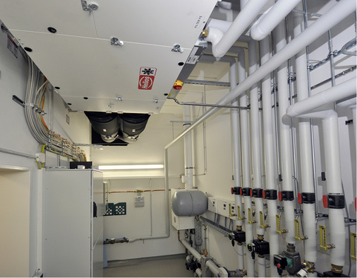
Im Technikraum fand neben der Heizungsanlage und dem Verteiler auch eine Lüftungsanlage Platz. 
