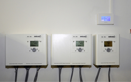 
Die Grundeinstellung für alle Heizkreise erfolgt im Technikraum. Außerdem verfügt jedes Zimmer über eine eigene Temperaturregelung mit Abgleich- und Regelventil sowie Raumthermostat.
