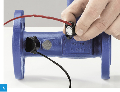 
Am Mess- und Regelventil BOA-Control werden die Ultraschall-Sensoren einfach per Magnetkopplung angebracht. 
