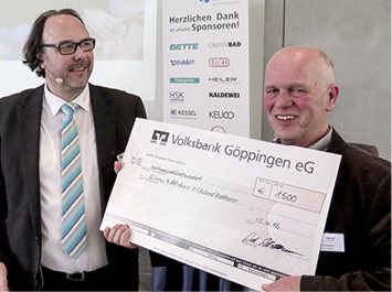 <p>
Dirk Schlattmann überreichte eine Spende an den „Entwicklungshelfer“ Roland Ketterer. 
</p>