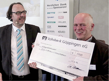 
Dirk Schlattmann überreichte eine Spende an den „Entwicklungshelfer“ Roland Ketterer. 
