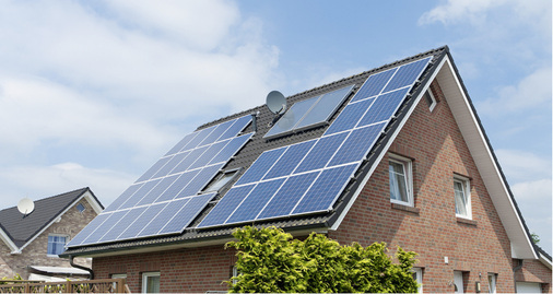 
Eine Photovoltaikanlage ist mit dem Großteil ihrer Komponenten permanent der jahreszeitlichen Witterung ausgesetzt.



