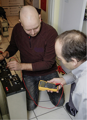 
Die Lithium-Eisen-Phosphat-Technik-Zellen des eloPACKs sollen ca. 10 000 vollständige Be- und Entladezyklen bieten.
