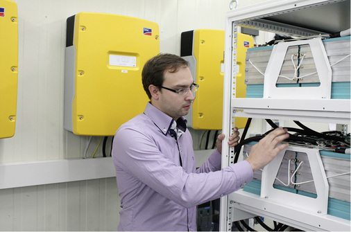 



Gerade bei großen Lithiumspeichern ist eine Systemgarantie von großem Vorteil. So kombiniert z. B. die Baureihe Tesvolt (10 bis 120 kWh) Batteriespeicher und -wechselrichter und kann u. a. in Photovoltaik- und KWK-Systemen eingesetzt werden.
