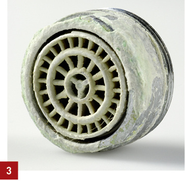 
Durch die Ansammlung von Schmutz und Kalk in den Strahlreglern wird die Ansiedlung von Bakterien wie Legionellen oder Pseudomonas aeruginosa begünstigt.
