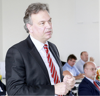 
Zum geplanten Vermarktungskonzept von Vaillant berichtete Dr. Wolfgang Schwarz über den Protest der bayerischen Mitgliedsbetriebe. 
