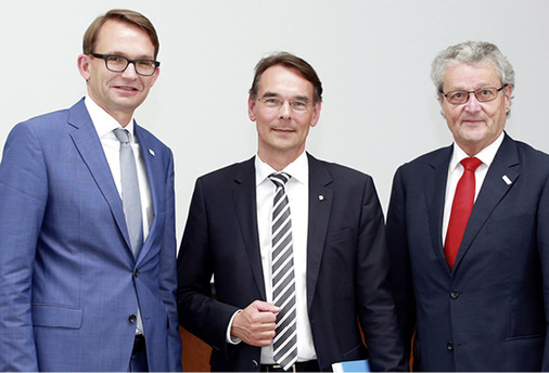 <p>
Ein Mitglied des Bundestages zu Gast (v.l.): ZVSHK-Hauptgeschäftsführer Elmar Esser, MdB Ingbert Liebing sowie Präsident Manfred Stather.
</p>