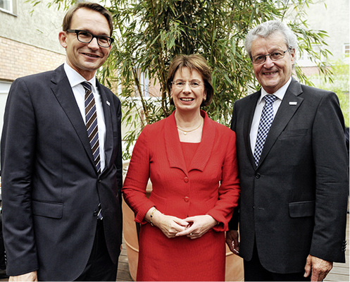 <p>
Unter den Gästen begrüßten ZVSHK-Präsident Manfred Stather (r.) und Hauptgeschäftsführer Elmar Esser auch Marie-Luise Dött, Mitglied des Bundestags und umwelt- und baupolitische Sprecherin der CDU/CSU-Bundestagsfraktion.
</p>